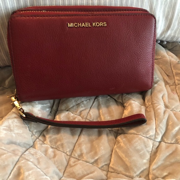 Michael Kors Handbags - Michael Kors Large Leather Smartphone Wristlet